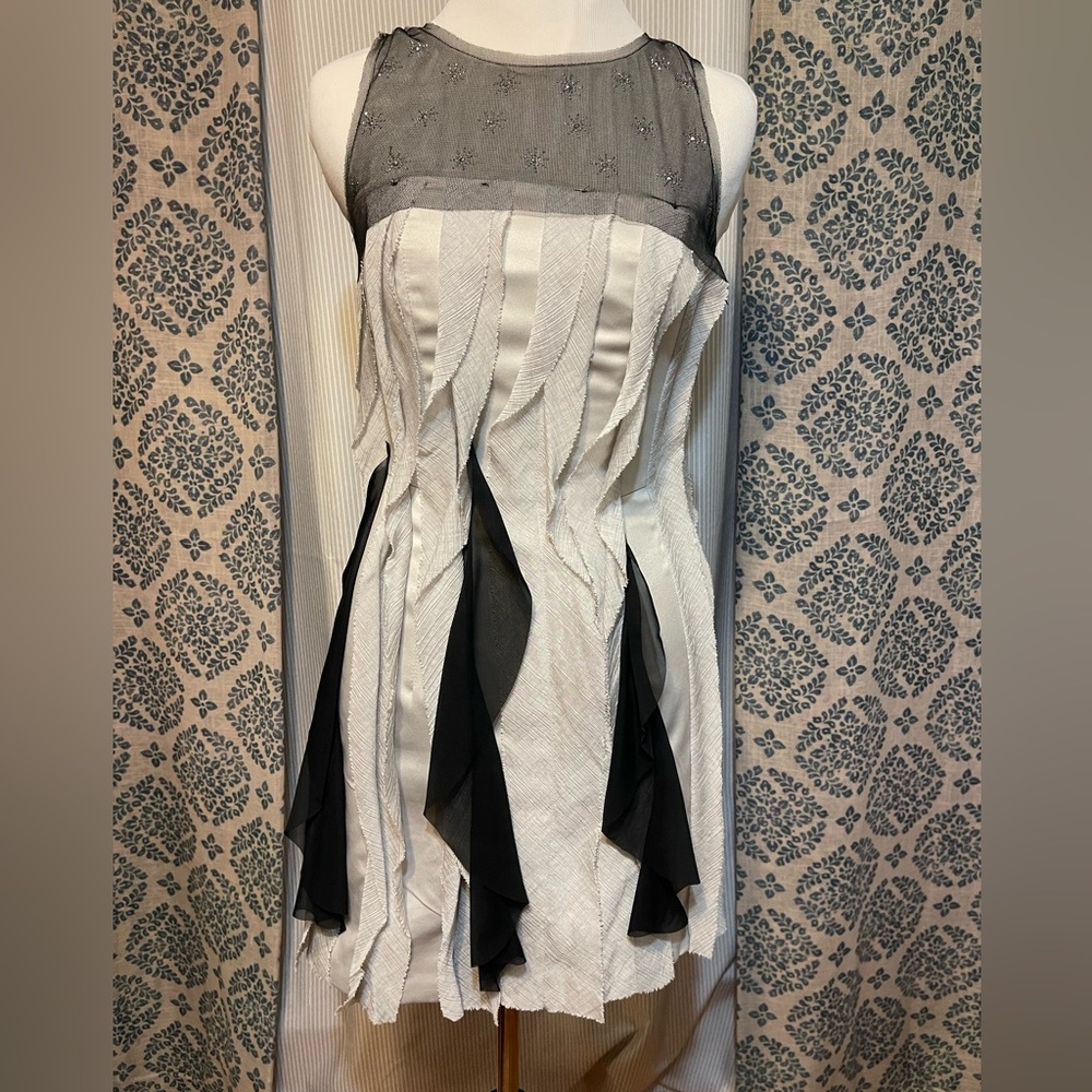 Chic Black and White Sleeveless Dress